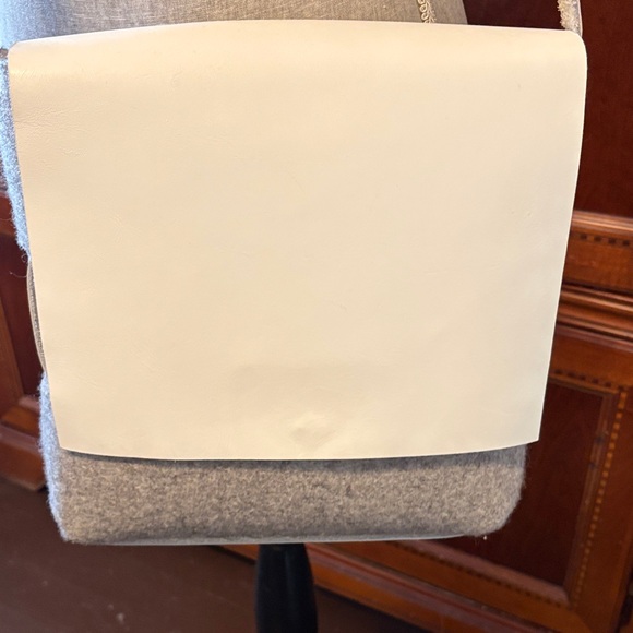Stylish White and Gray Crossbody Bag - Picture 2 of 8
